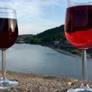 Calici di vino sfondo fiume