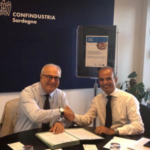 Foto protocollo di intesa su internazionalizzazione imprese tra Cuccurese (Banco di Sardegna) e Scanu (Confindustria Sardegna)
