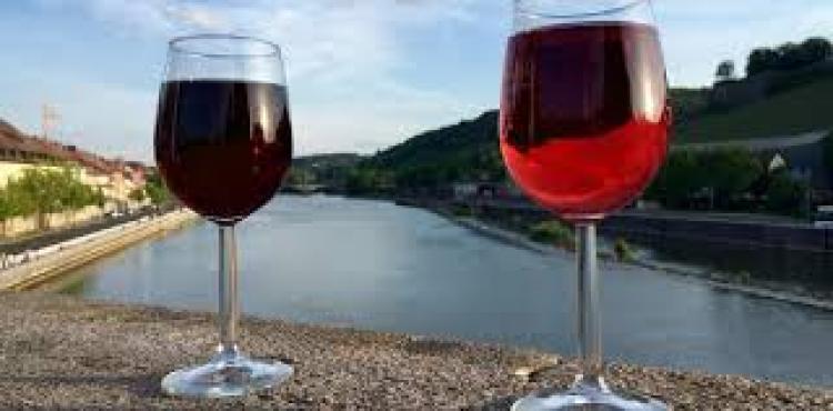 Calici di vino sfondo fiume