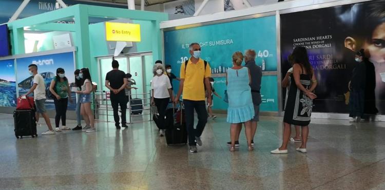 turisti in arrivo all'aeroporto di Olbia
