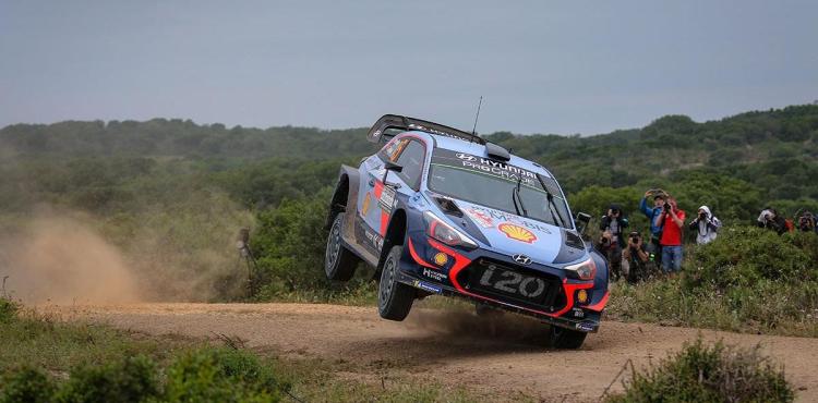 una fase del mondiale di rally in sardegna